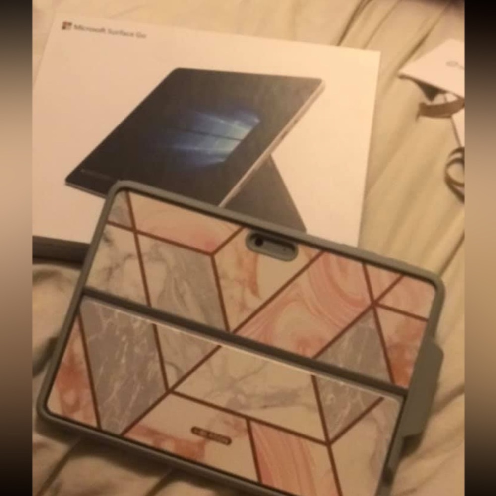 Microsoft Surface Go - Picture 2 of 3